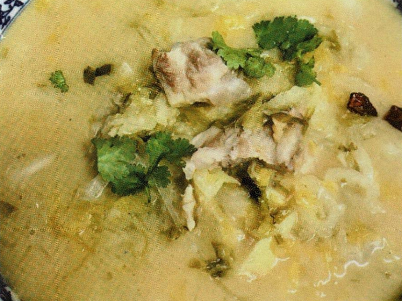 酸菜炖排骨（酸味漬の白菜とスペアリブの煮込み）